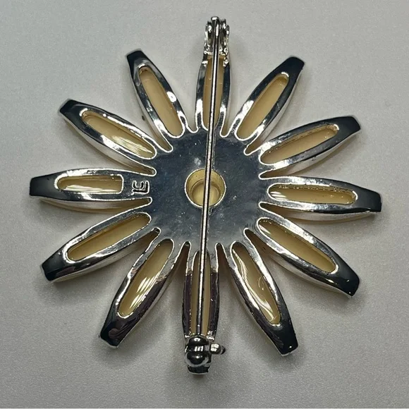 Vintage Liz Claiborne Cream Ivory Daisy Flower Brooch Rhinestone Center - Picture 4 of 7